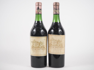 Vente aux enchères 2 BOUTEILLES CHÂTEAU HAUT BRION 1er GCC GRAVES - 1967 - 3,3 CM/3,5 CM/