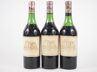Vente aux enchères 3 BOUTEILLES CHÂTEAU HAUT BRION 1er GCC GRAVES - 1967 - 4 CM/2 à 5 CM/