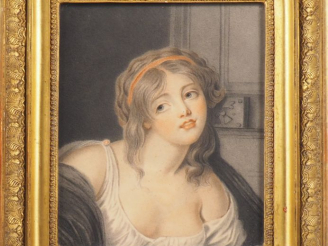 Vente aux enchères Ecole française XIXème. "Portrait de jeune fille". Fusain dans un cadr