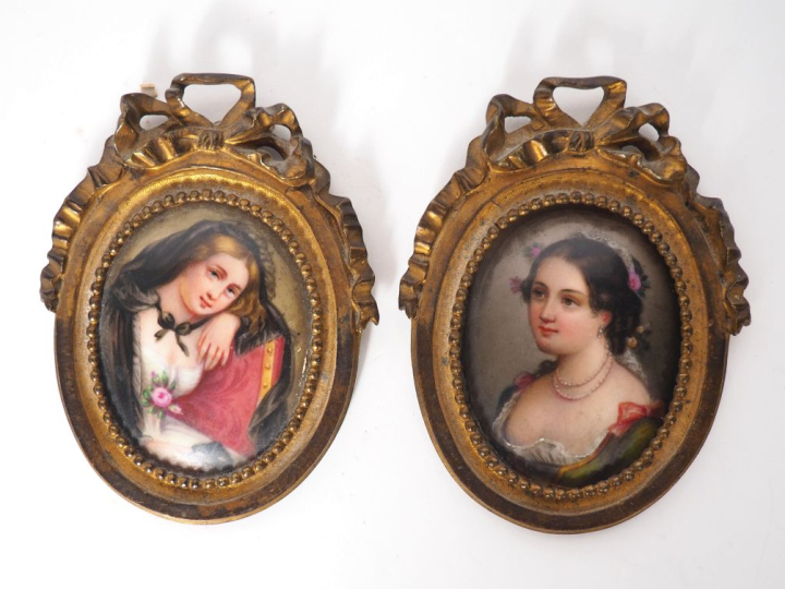Paire de miniatures fin XVIIIème - début XIXème en porcelaine, "portra