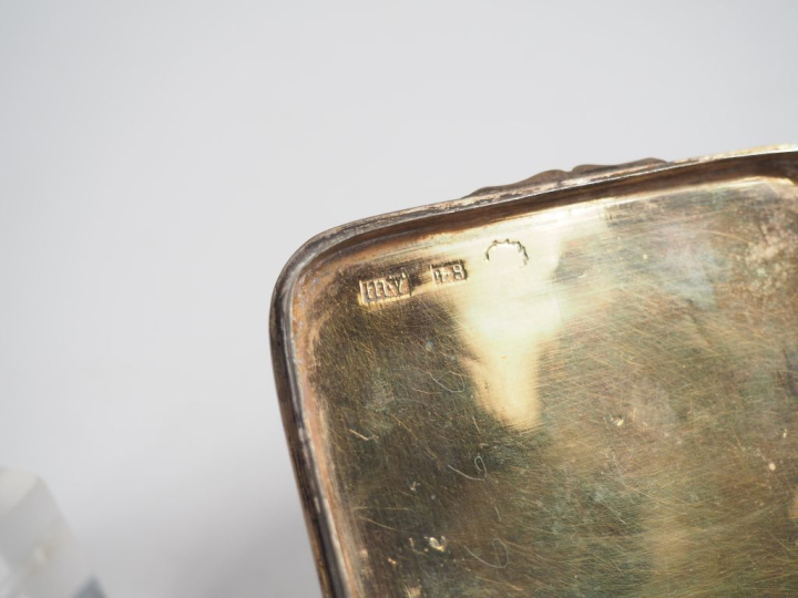 Boîte à fard Napoléon III de style Louis XVI en métal laqué vert et do