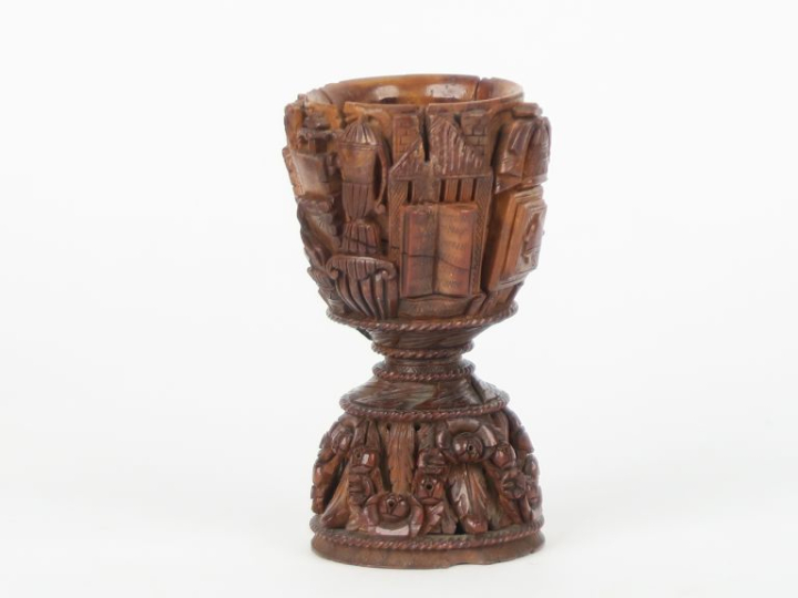 Travail de bagnard  XVIIIème en noix de corrozo sculpté, riche décor d