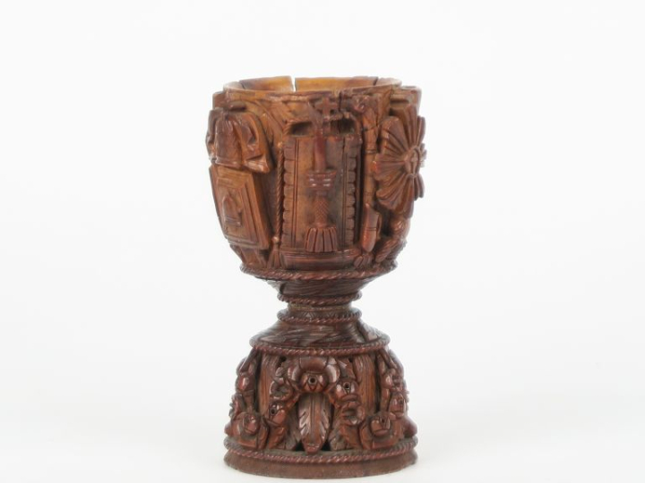 Travail de bagnard  XVIIIème en noix de corrozo sculpté, riche décor d