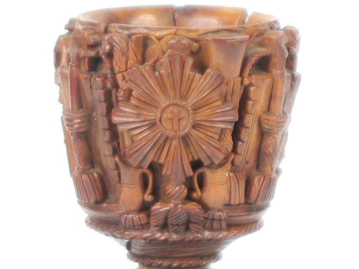 Travail de bagnard  XVIIIème en noix de corrozo sculpté, riche décor d