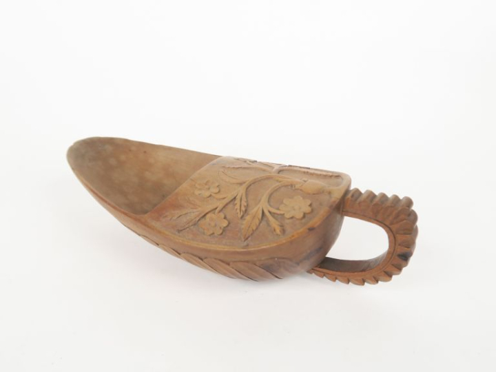 Cuillère à tabac XVIIIème en bois sculpté à décor d'arbre en fleur. Di