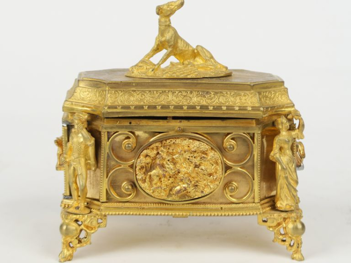 Coffret à bijoux Napoléon III en bronze doré à décor de personnages en
