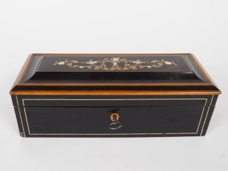 Vente aux enchères Coffret Napoléon III en marqueterie à décor de cygne nageant dans une 