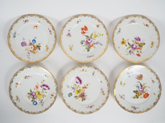 Vente aux enchères 6 assiettes Restauration en porcelaine de paris à décor polychrome de 