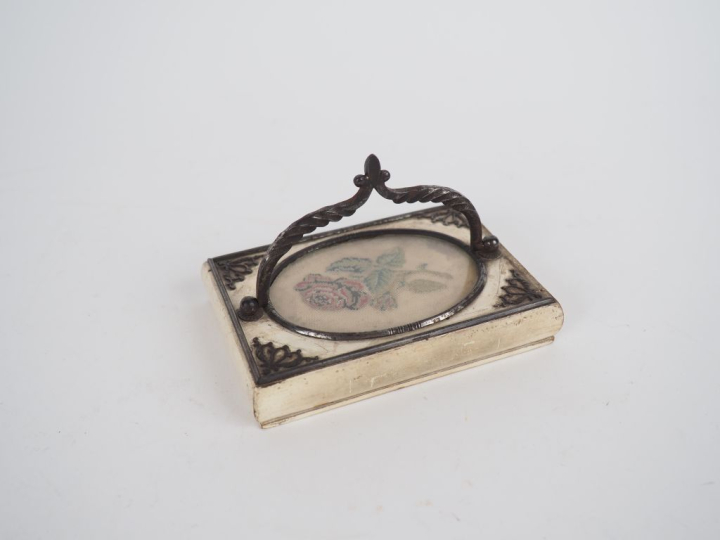 Presse-papier Napoléon III de style Louis XVI en bois laqué blanc, orn