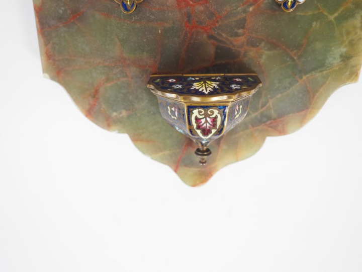 Bénitier fin XIXème - début Xxème en onyx vert et émaux cloisonnés pol