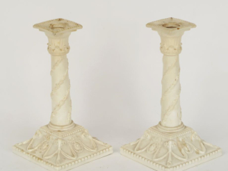 Vente aux enchères ROYAL WORCESTER ENGLAND. Paire de bougeoirs fin XIXème - début XXème e
