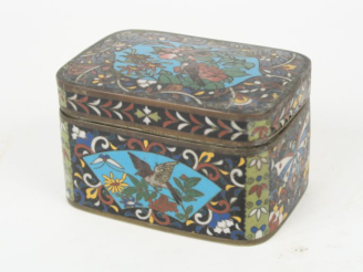 Vente aux enchères Japon fin XIXème. Pot couvert en émaux polychromes cloisonnés à décor 