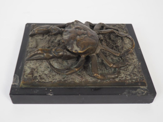 Vente aux enchères Presse-papier japonais en bronze figurant un cabre, coquille formant b