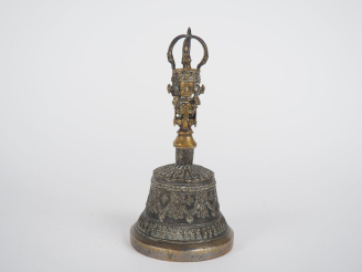 Vente aux enchères Cloche népalaise en bronze à décor de guirlandes de perles et de calli