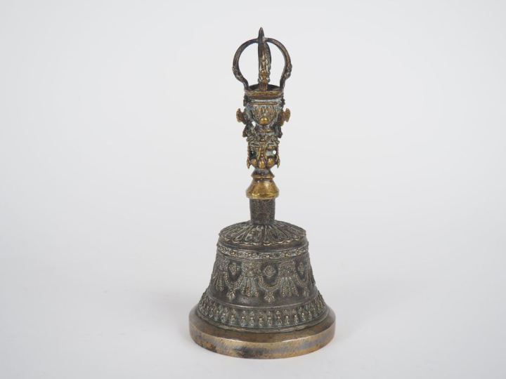 Cloche népalaise en bronze à décor de guirlandes de perles et de calli
