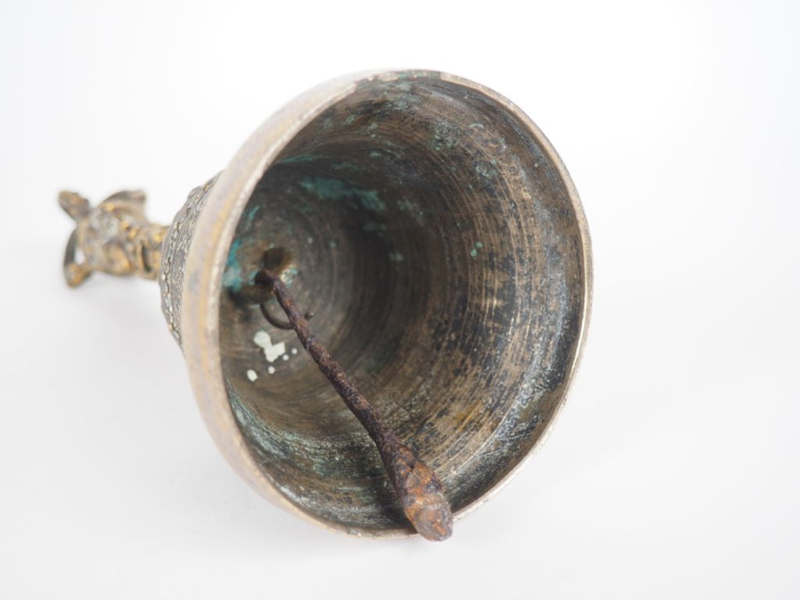 Cloche népalaise en bronze à décor de guirlandes de perles et de calli