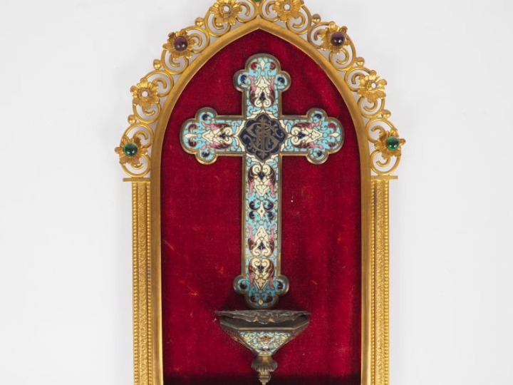 Bénitier en émaux cloisonnés dans un cadre en laiton et verroterie. Di