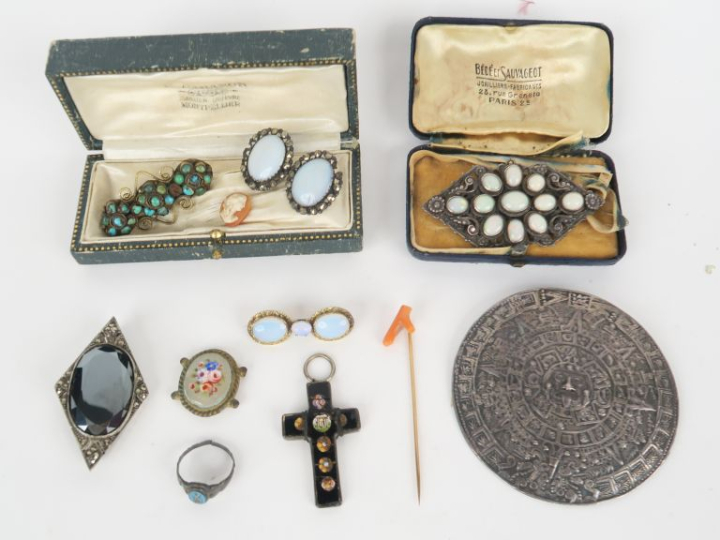 10 différents bijoux anciens en argent ou métal argenté, pierres dures