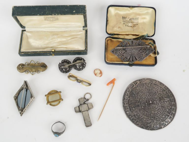 10 différents bijoux anciens en argent ou métal argenté, pierres dures