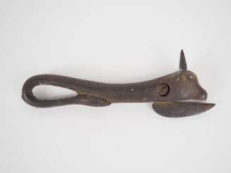 Vente aux enchères Instrument de saignée en fonte à décor de mufles de vache. L. 17,5 cm.