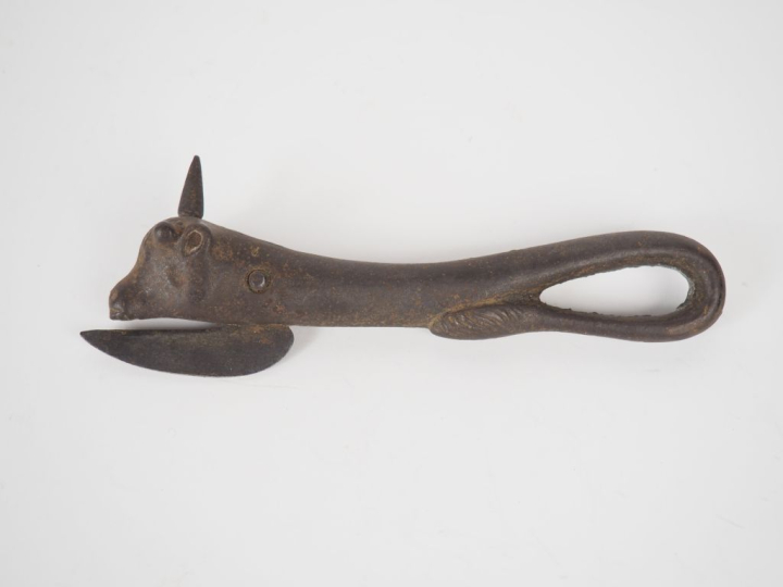 Instrument de saignée en fonte à décor de mufles de vache. L. 17,5 cm.