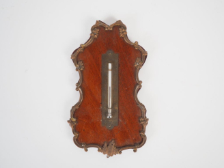 Vente aux enchères Thermomètre en bois et laiton de style Louis XV. Dim. 17 x 9,5 cm.
