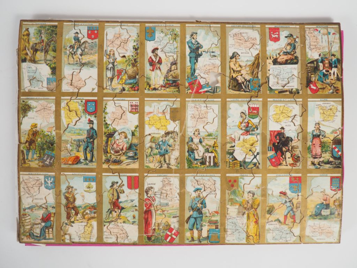 3 puzzles anciens, "les départements de France". Dim. 32 x 49,5 cm.