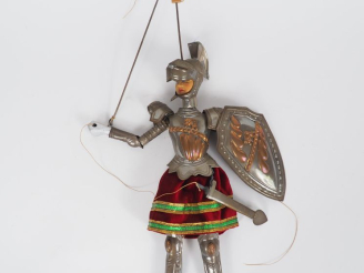 Vente aux enchères Marionnette en métal argenté et textile figurant un guerrier en armure