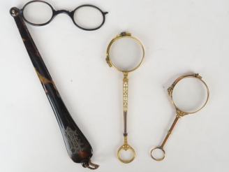 Vente aux enchères 2 différents lorgnons Napoléon III en métal doré et émail. L. 10,5 et 