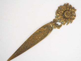 Vente aux enchères Ouvre-lettre 1900 figurant un tournesol en fleur. L. 23 cm.