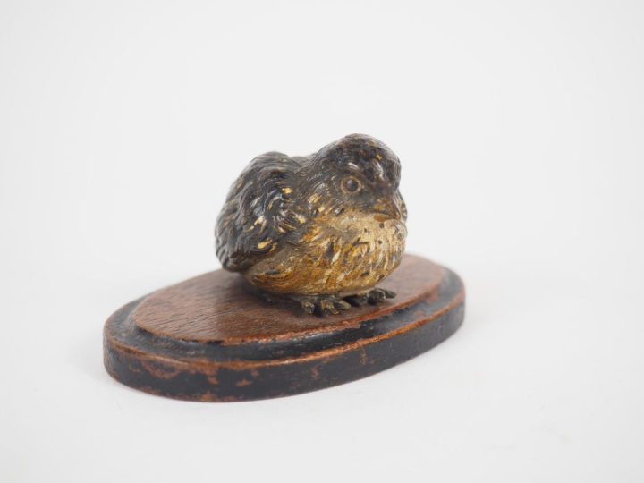 Sujet en plomb de Vienne, "moineau", sur un socle en bois. Dim. 2,5 x 