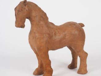 Vente aux enchères Ecole française XXème. "Cheval de trait". Sujet en terre cuite, monogr