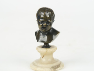 Vente aux enchères Sujet en bronze à patine verte sur un socle en albâtre "Pierre qui ple