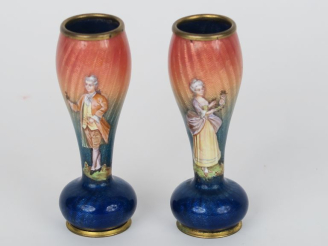 Vente aux enchères Paire de soliflores miniatures 1900 à décor émaillé d'élégants. H. 8,5