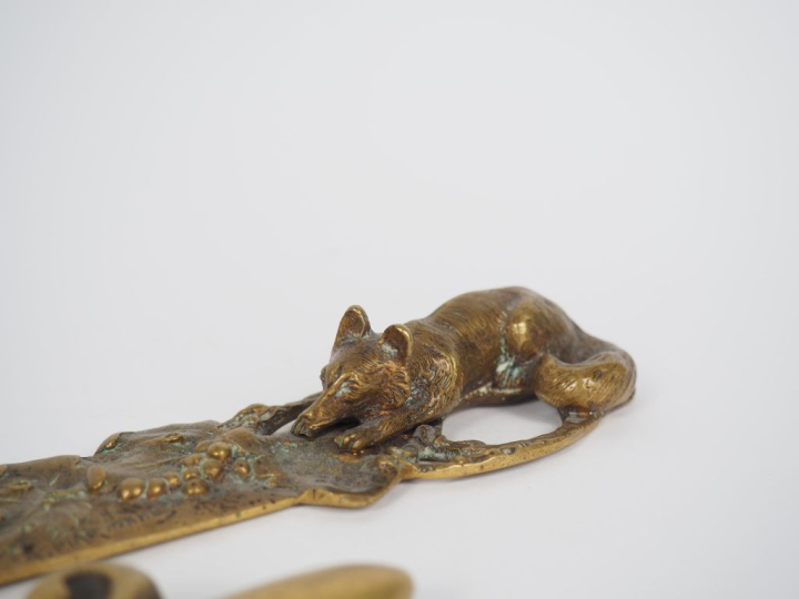 Albert MARIONNET. Ouvre-lettres figurant un chien à l'arrêt. Signé. L.