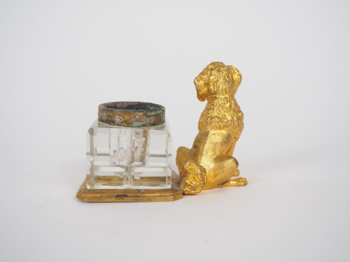 Encrier 1900 en cristal taillé et régule doré figurant un chien. Dim. 