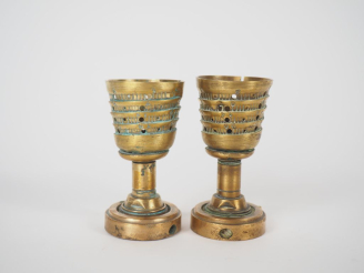 Vente aux enchères Deux coquetiers de poilus en laiton. H. 8 cm.