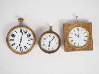 Vente aux enchères Trois chronomètres fin XIXème en bronze ou laiton, cadran émaillé. Dim