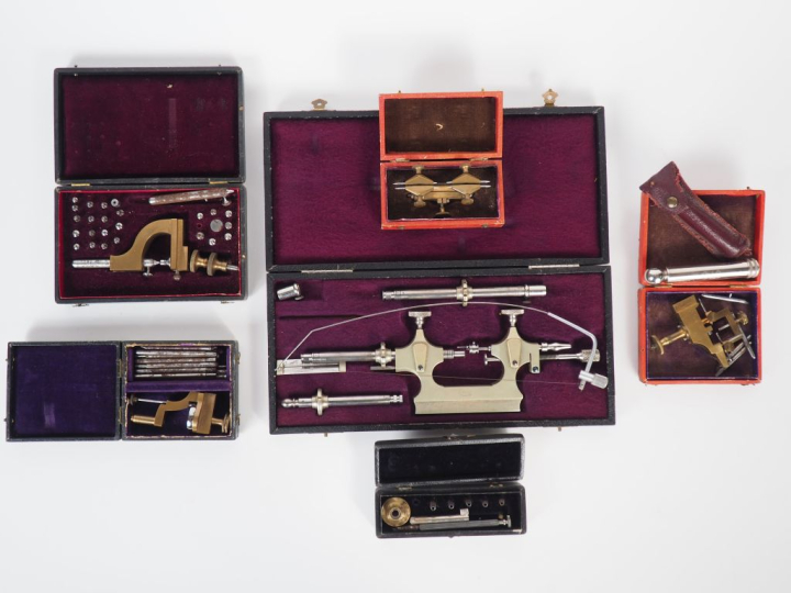 6 coffrets contenant des instruments d'horlogerie en métal argenté et 