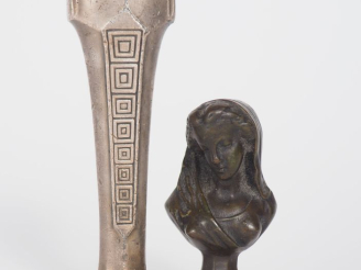 Vente aux enchères Cachet 1900 en bronze, "tête de Janus".  On y joint un cachet en métal