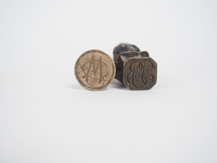 Cachet 1900 en bronze, "tête de Janus".  On y joint un cachet en métal