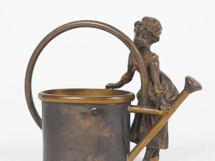 Vide-poche début Xxème en bronze, "jeune fille à l'arrosoir". Dim. 10 
