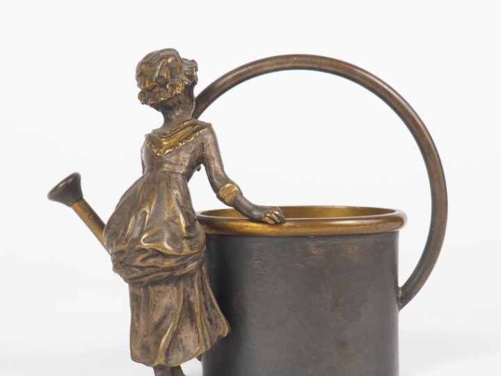 Vide-poche début Xxème en bronze, "jeune fille à l'arrosoir". Dim. 10 