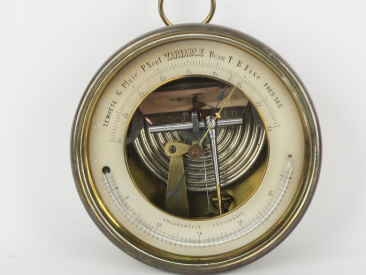 Baromètre / thèrmomètre en laiton mécanisme apparent. Diam. 13 cm.