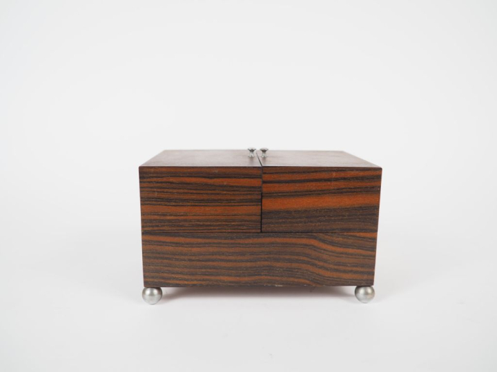 Coffret à cigares de style Art Déco en palissandre, reposant sur quatr