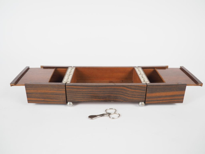 Coffret à cigares de style Art Déco en palissandre, reposant sur quatr