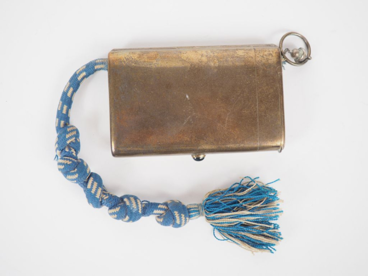 Boite à cigarettes en argent de forme rectangulaire.. Dim. 5,8 x 9,3 c