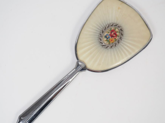 Vente aux enchères Face à main de style Art Déco en métal argenté, orné au revers d'une b