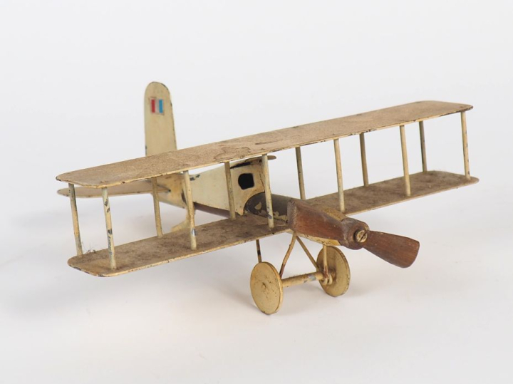 Avion miniature et métal peint et bois naturel. Dim. 7 x 15,5 x 18 cm.