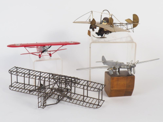 Vente aux enchères 4 avions miniatures en métal, l'un reposant sur un socle en bois. Dim.